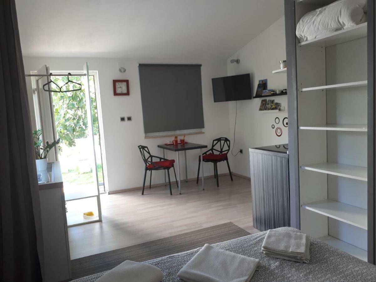 Studio Apartman Splash Pjescana Uvala Bagian luar foto